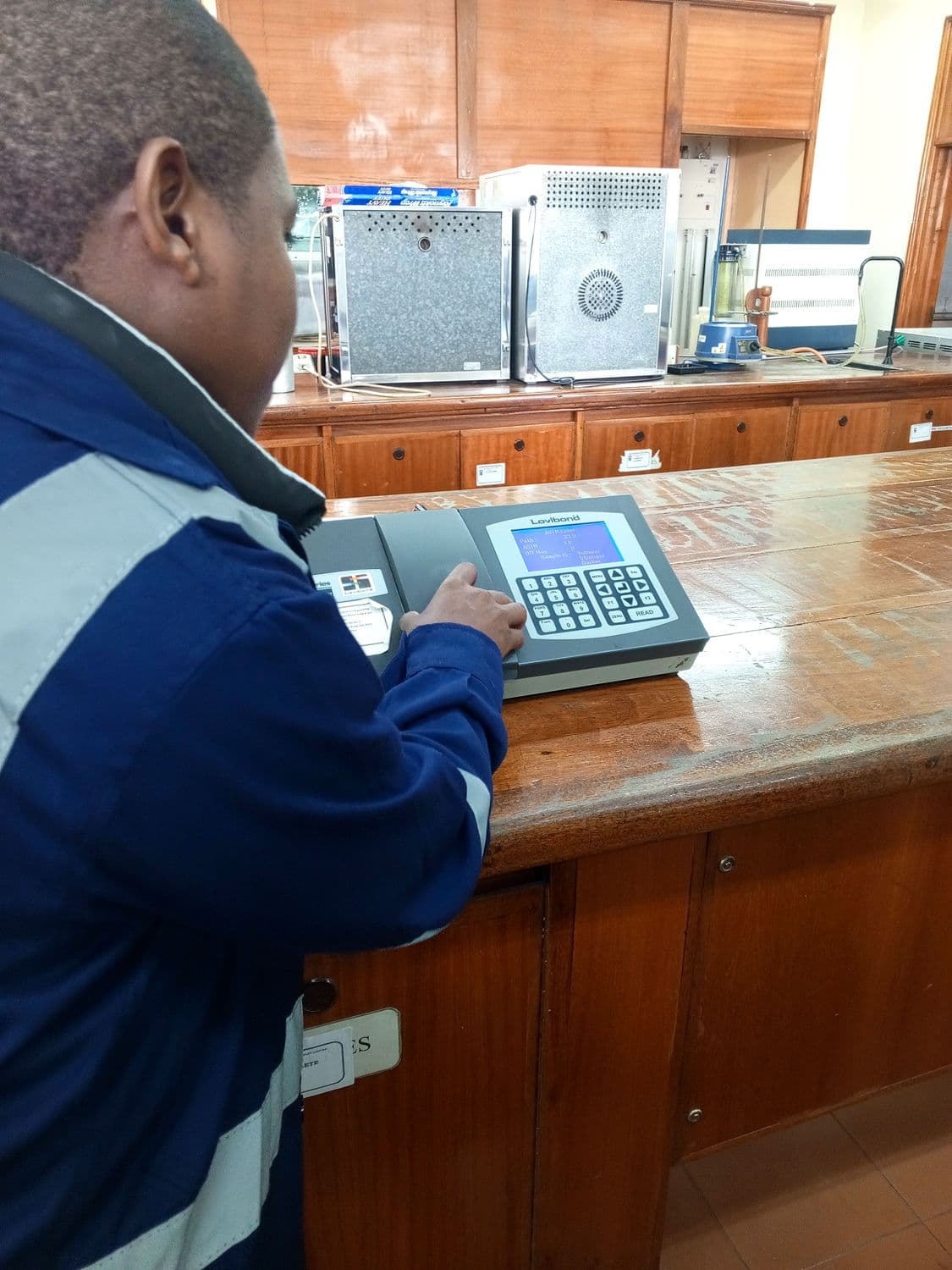 Running an ASTM colour measurement on a Lovibond spectrophotometer